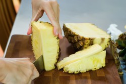 как разрезать ананас