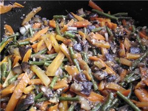 Как приготовить баклажаны с морковью и стручковой фасолью по-болгарски