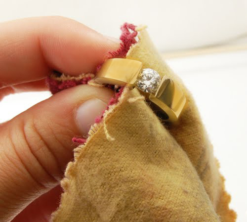 Как можно очистить ювелирные украшения с драгоценными камнями