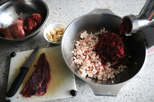Как приготовить домашние говяжьи колбаски