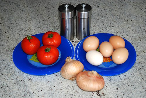 Как приготовить яичницу с помидорами