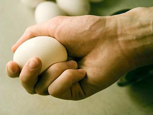 Можно ли раздавить сырое яйцо одной рукой
