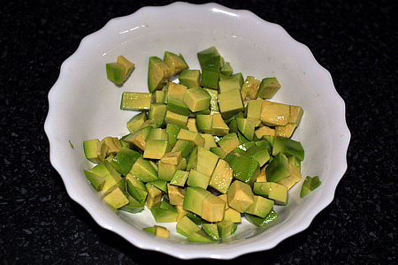 Как приготовить салат из крабового мяса и авокадо
