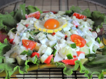 новогодний салат из крабового мяса и авокадо фото