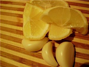 Как приготовить куриные бёдрышки в лимонно-чесночном соусе