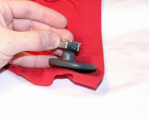 Как снять магнит (бипер, клипсу) с одежды. Фото