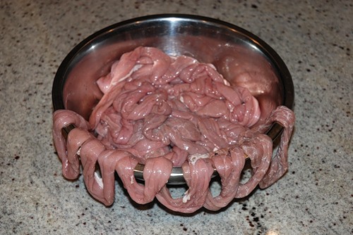 Как почистить свиные кишки для приготовления домашней колбасы