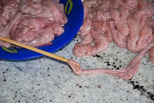 Как очистить свиные кишки