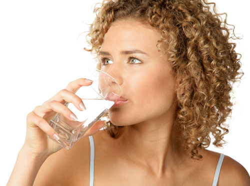 женщина пьет воду фото