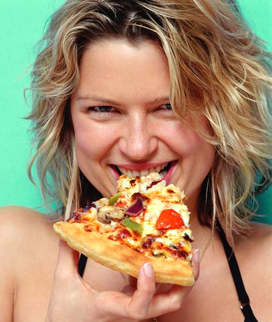 девушка ест пиццу фото