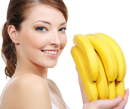 девушка ест бананы