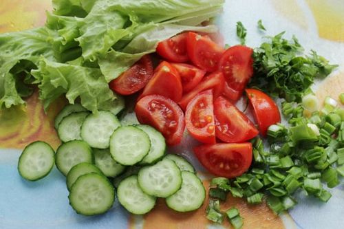 рецепт приготовления салата из куриного филе, огурцов и помидоров