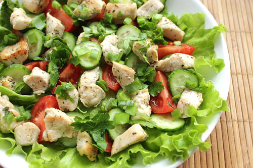 Как приготовить салат из курицы и овощей? Фотосовет