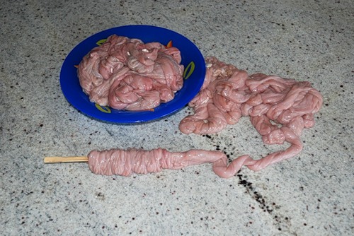 Как можно почистить свиные кишки