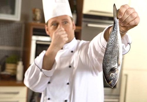 Как избавиться от запаха рыбы при жарке